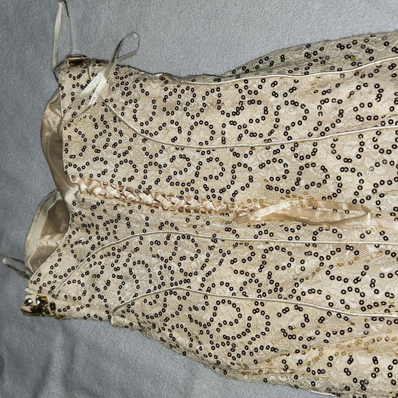 Mermaid GOLD Prom Dress. Size 4. Ony worn once. Crystal bodice. Tule skirt. - Picture 3 of 6